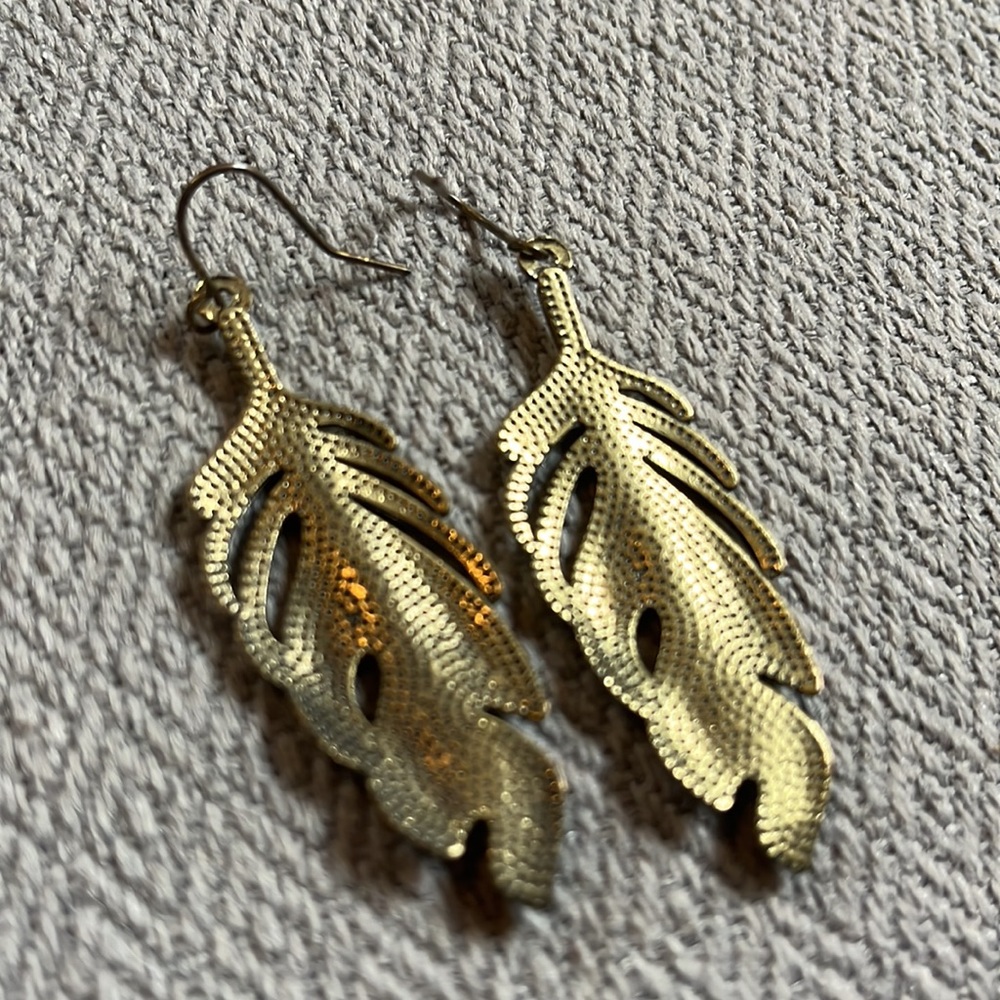FEATHER VINTAGE INSPIRED GOLD TONE BOHO PIERCED EARRINGS - Picture 7 of 8